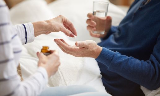 aide-a-la-prise-medicament-infirmiere