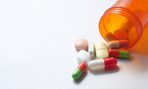 aide-prise-medicament-infirmiere
